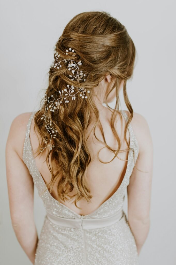 vrouw met blond krullend haar