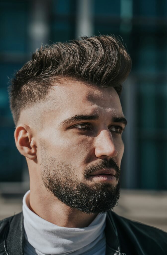man met korte haar