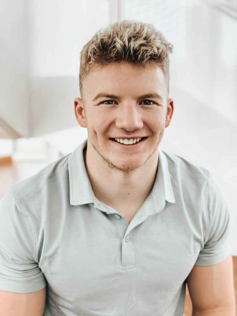 man met blond haar