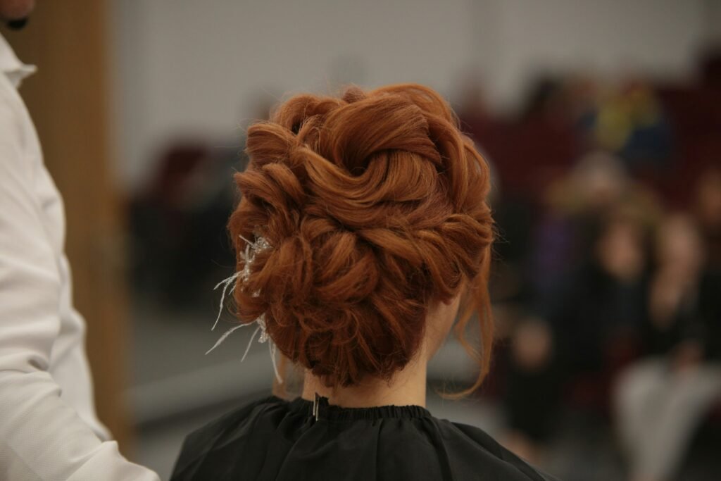 vrouw met rood gestyled haar