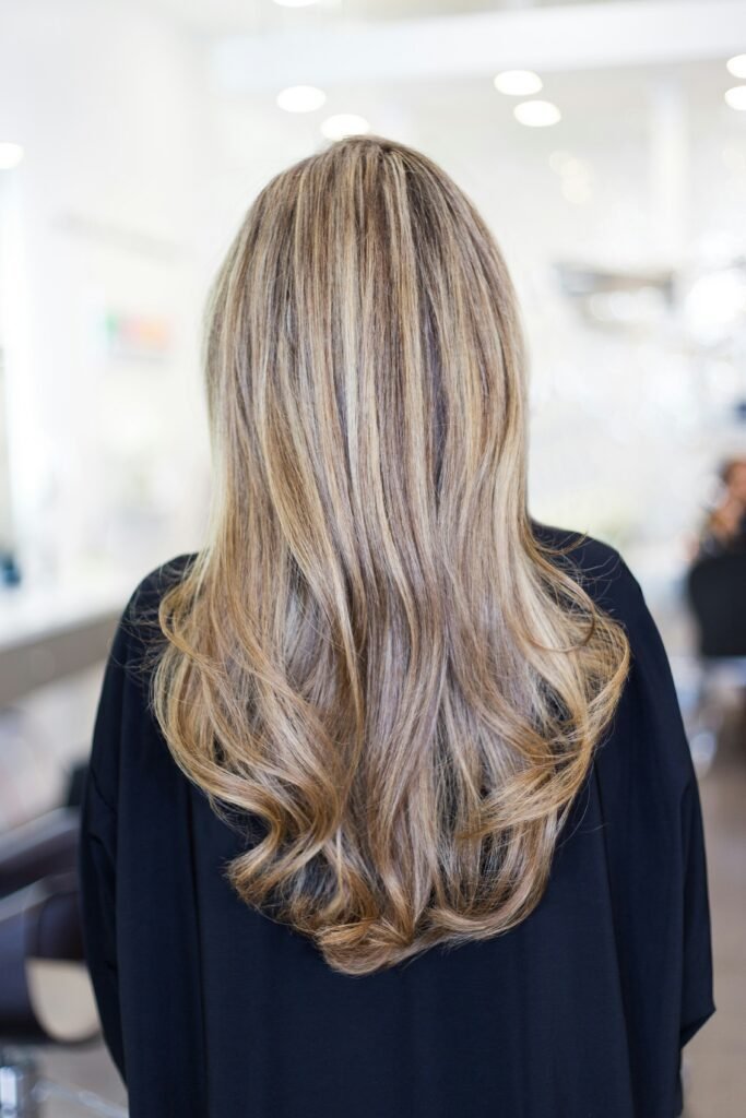 vrouw na haarverf en haarstyling